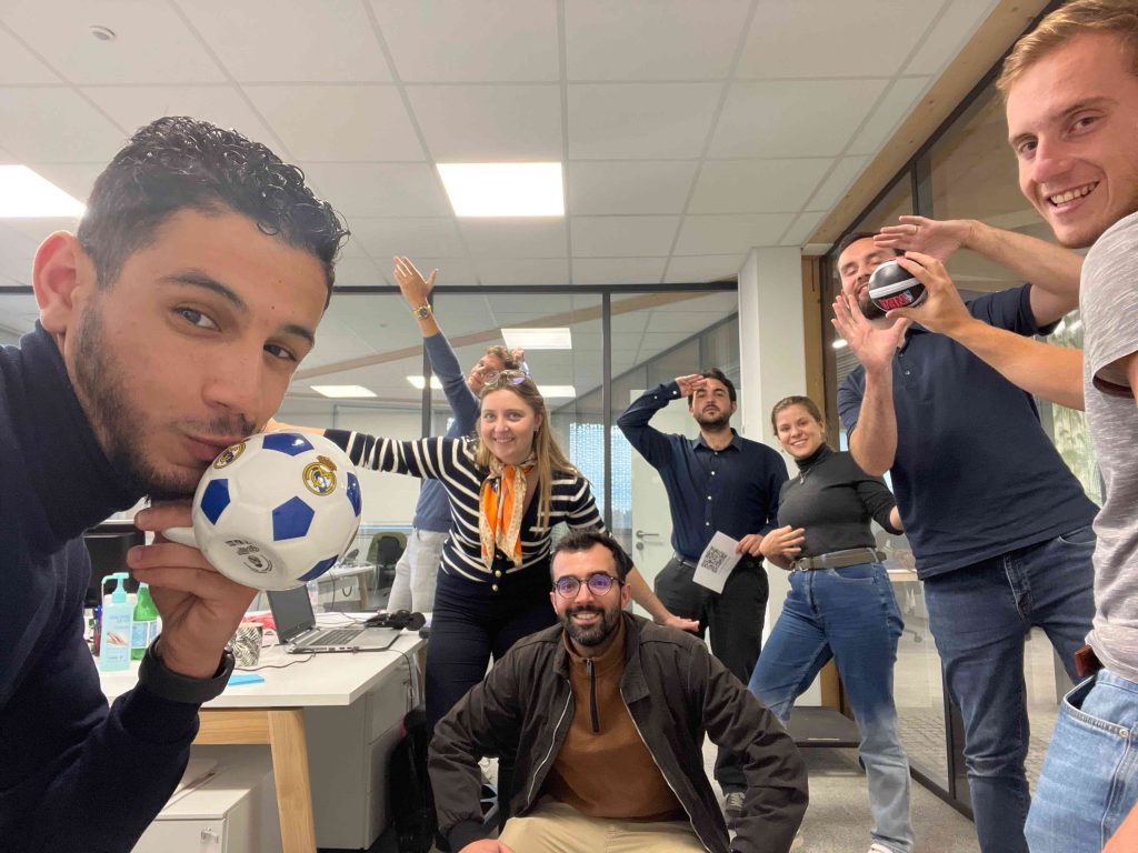 Photo d'une équipe dans les bureaux
