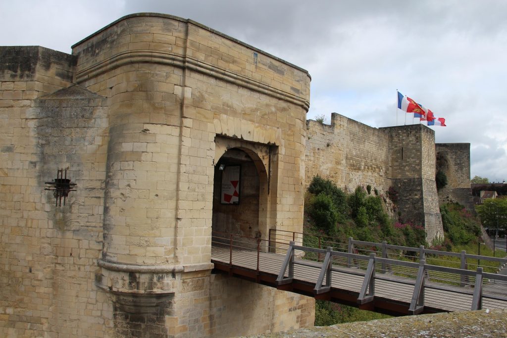 Château de caen avec la passerelle et le Pont-levis