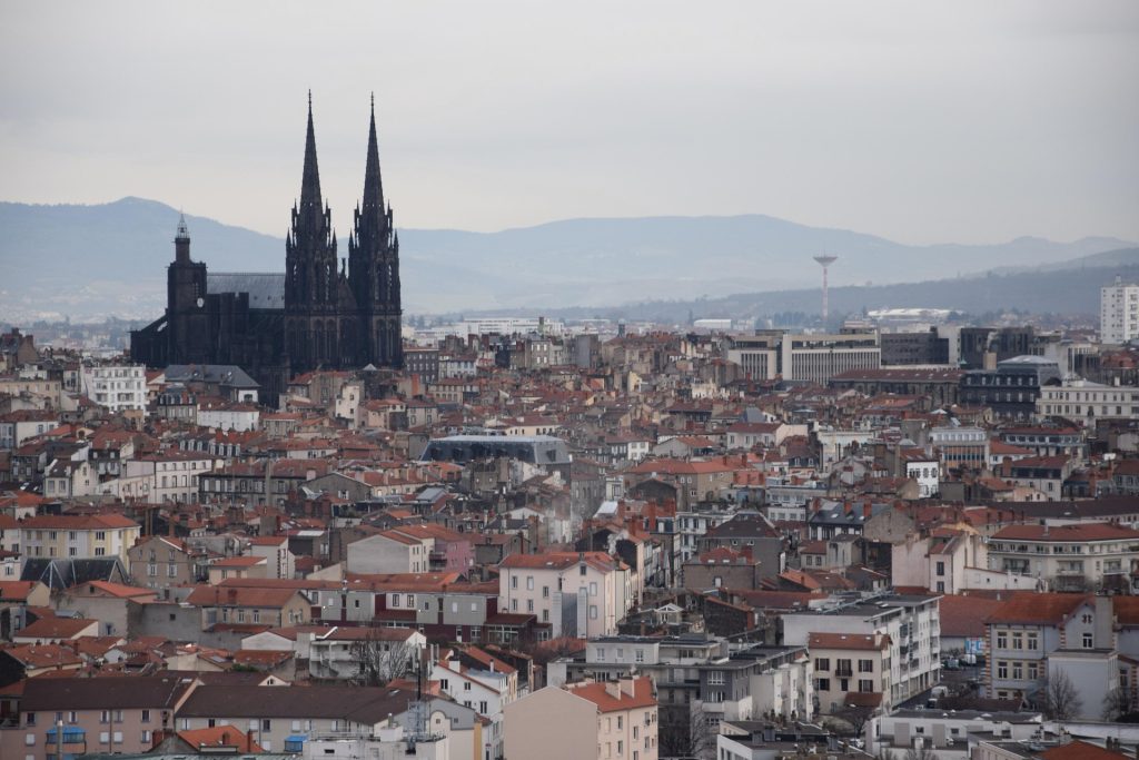 Centre historique de Clermont Ferrand avec en arrière plan la cathédrale