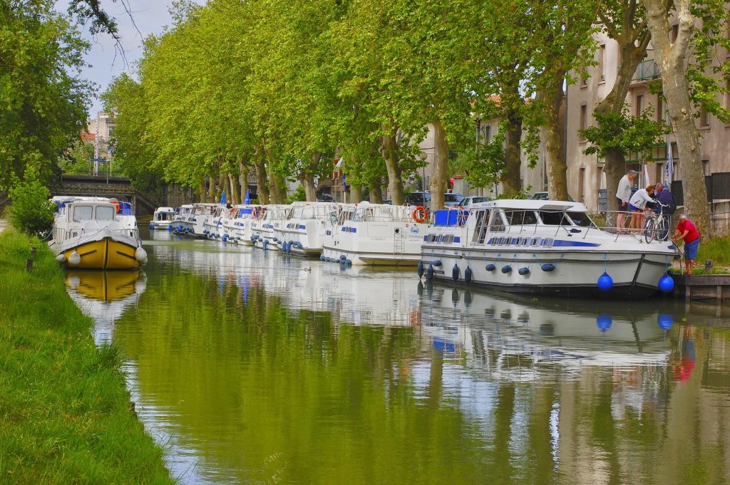 Photo du canal du Midi à Carcassonne avec ses bateaux