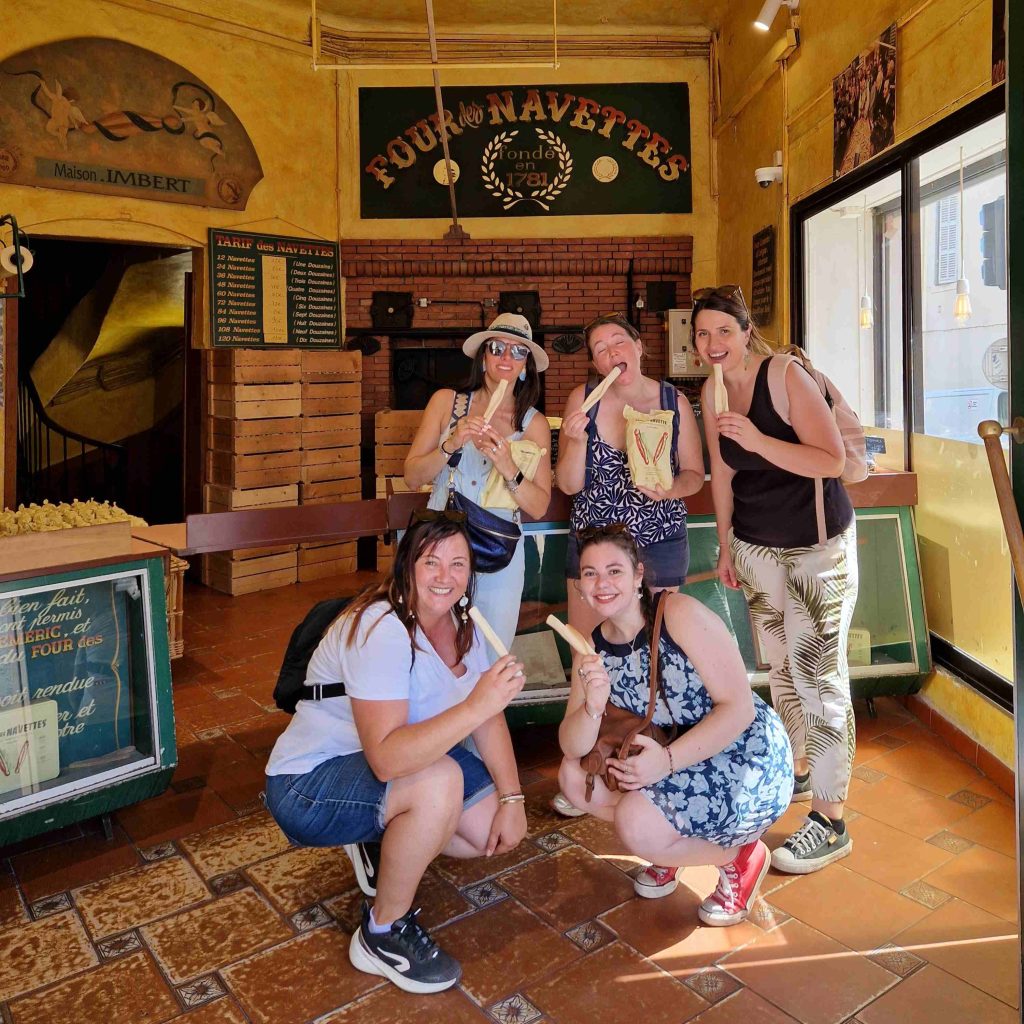 Photo d'une équipe dans une boutique pour des Navettes