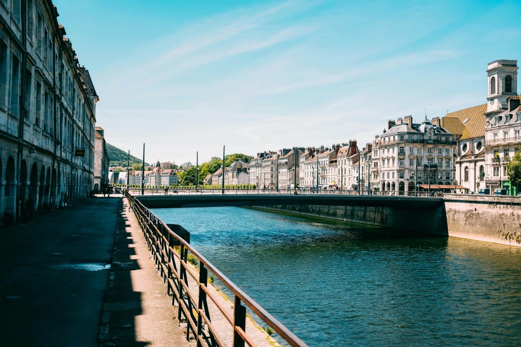 Photo des Bâtiments Près De La Rivière à Besançon