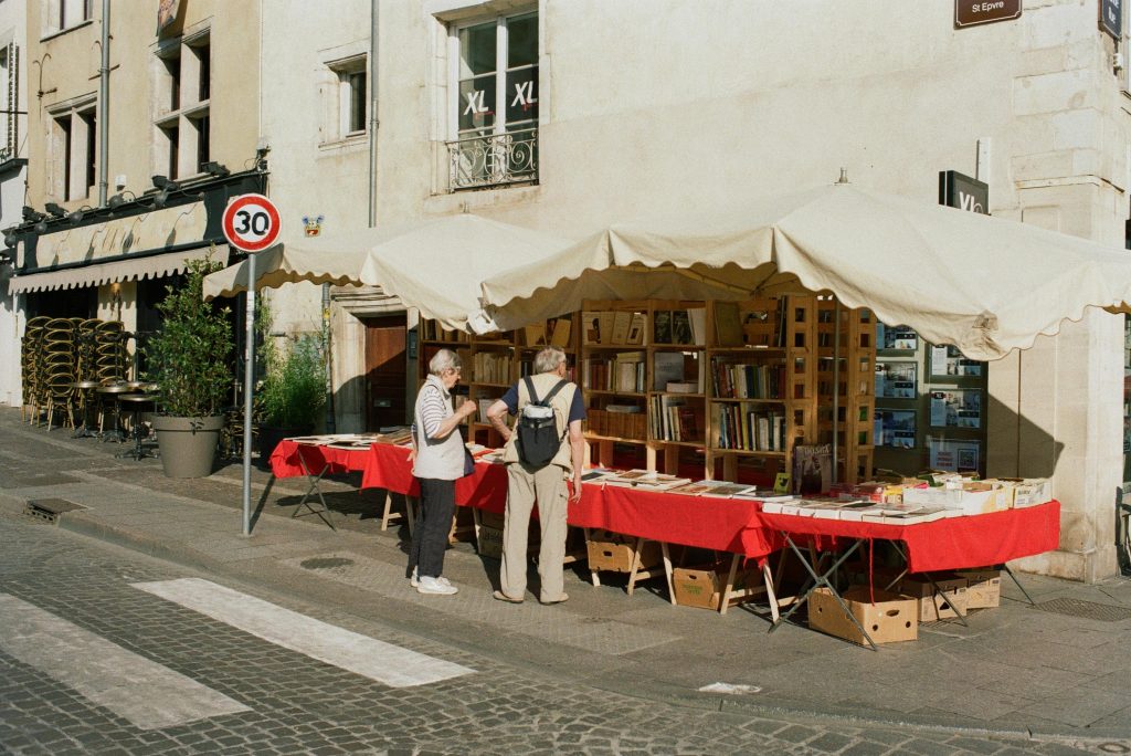 photo d'un marché de libraire en extérieur à Nancy