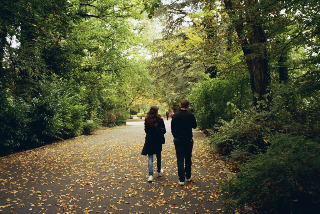 Photo d'un parc à Nancy avec deux personnes qui marchent de dos