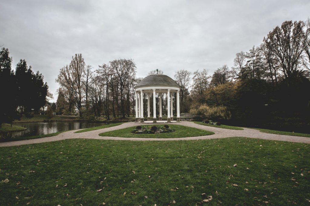 Gazebo Blanc Et Noir Près Des Arbres dans un parc