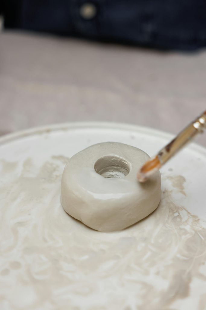 Réalisation d'une céramique, finition pinceau