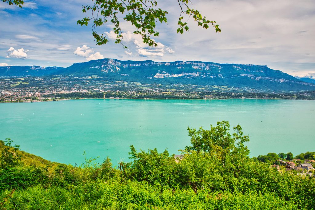 Photo panoramique du lac du Bourget à Chambéry
