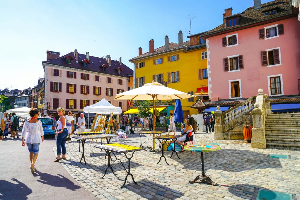 Centre ville Annecy avec ses immeubles colorés