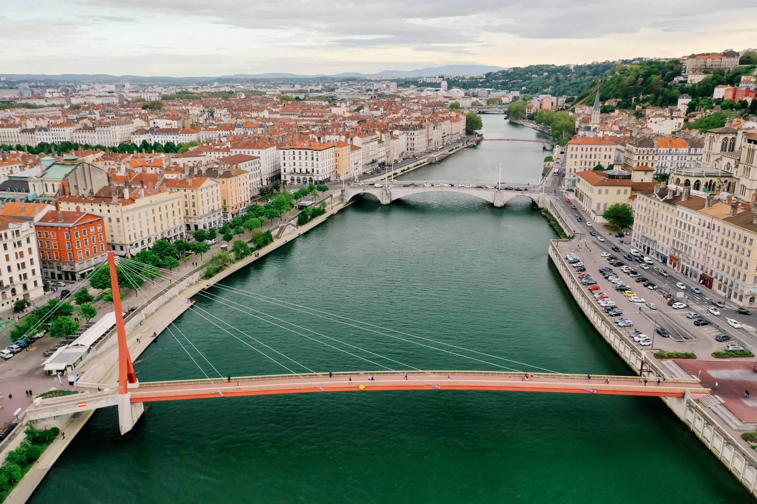 Vue aérienne des quais de Saône et du Vieux Lyon, terrain de jeu idéal pour un team building à Lyon