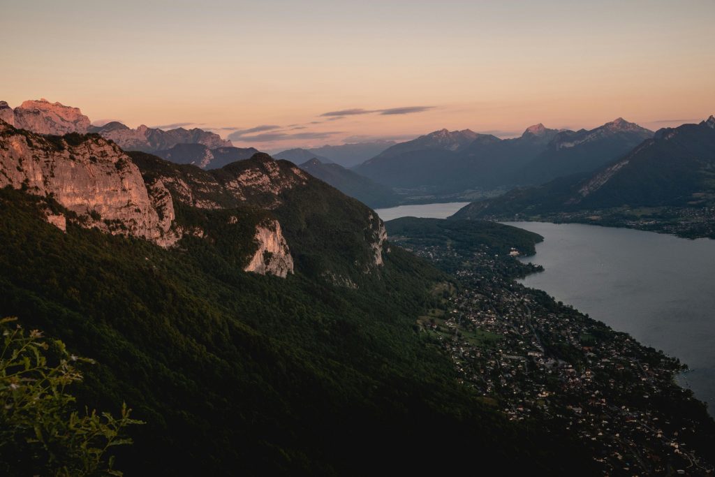 Vue imprenable de Annecy sur les massifs et le lac