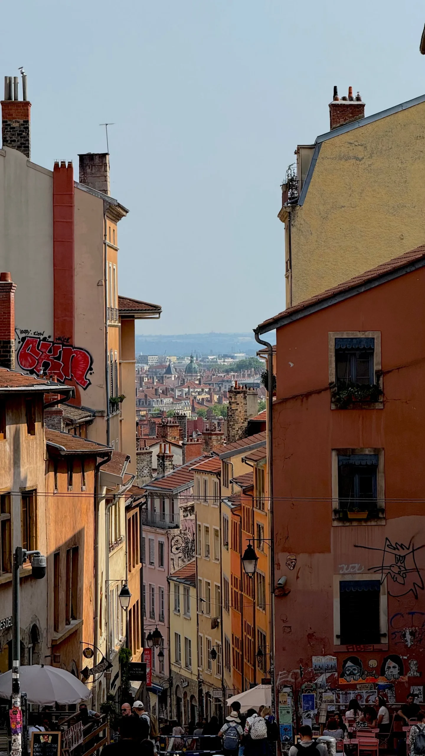 Ruelle colorée des pentes de la Croix-Rousse, cadre authentique pour un team building à Lyon en plein cœur de la ville