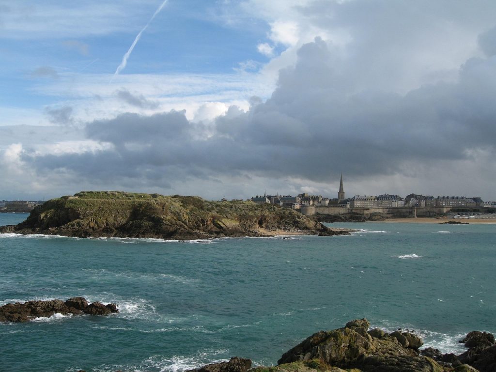 photo de la Pointe de la Varte avec la ville de Saint Malo en arrière plan