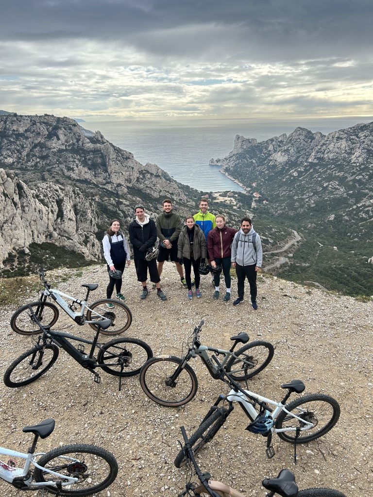Une photo des équipes de Dotmap en moment extra professionnel : vélo dans les calanques