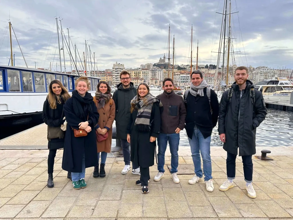 Photo de l'équipe Dotmap au Vieux-Port à Marseille