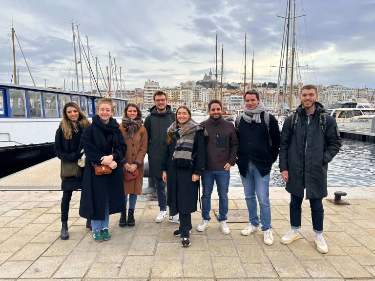 Photo de l'équipe Dotmap au Vieux-Port à Marseille