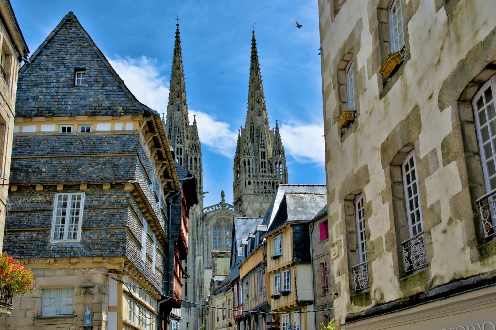 Photo dans les rues de Quimper pour un team building en Bretagne