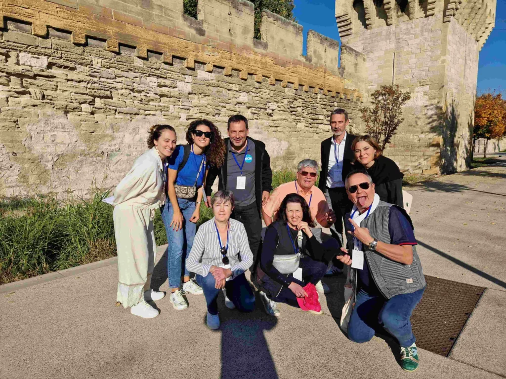 Une équipe posant fièrement à Avignon pour un défi photo