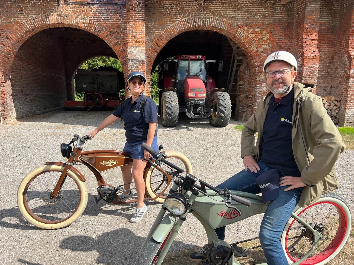 Photo de deux collaborateurs qui font du vélo lors d'un team building à Roubaix