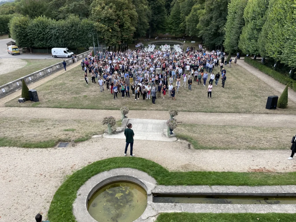 Photo de collaborateurs d'une entreprise dans un lieu de séminaire en extérieur
