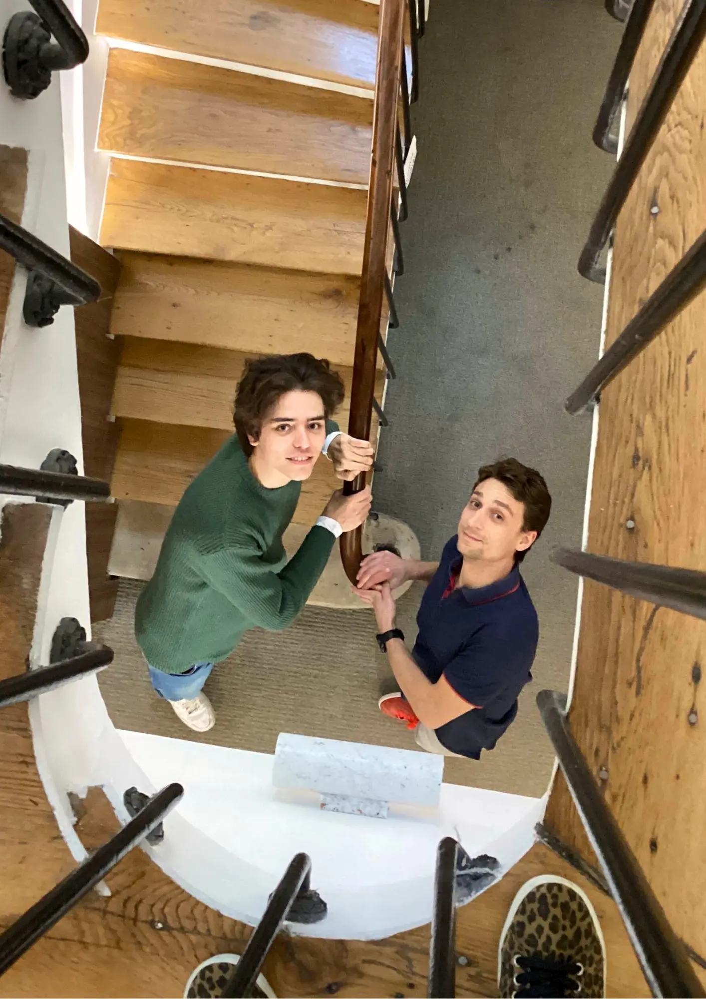 Défi photo de deux collaborateurs dans les escaliers
